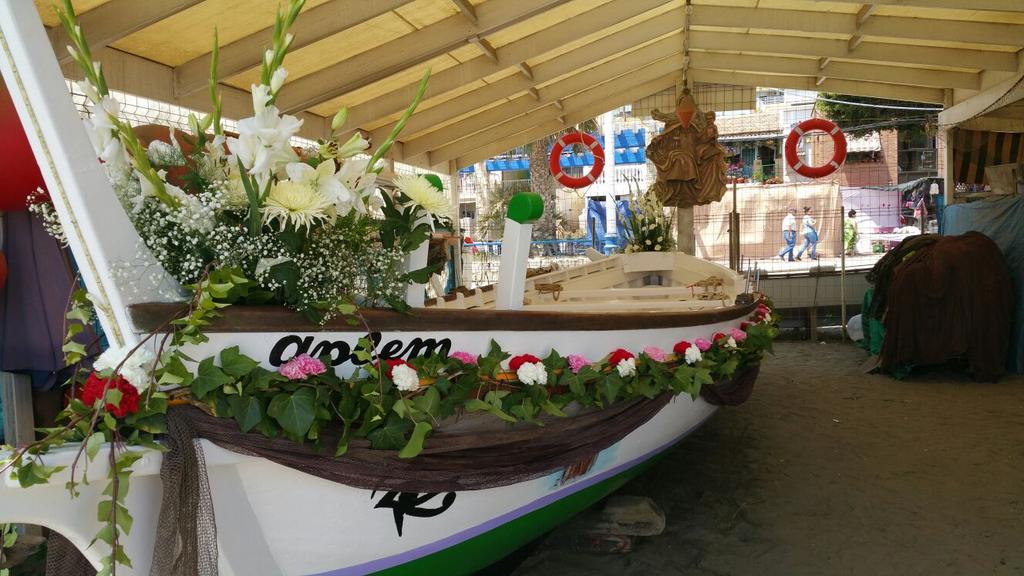 zoyderpalo's tweet photo. #APLEM ya tiene lista su barca de #jábega para pasear por el #Mediterráneo a la sagrada titular de @carmenelpalo http://t.co/Q3wdni6iM7