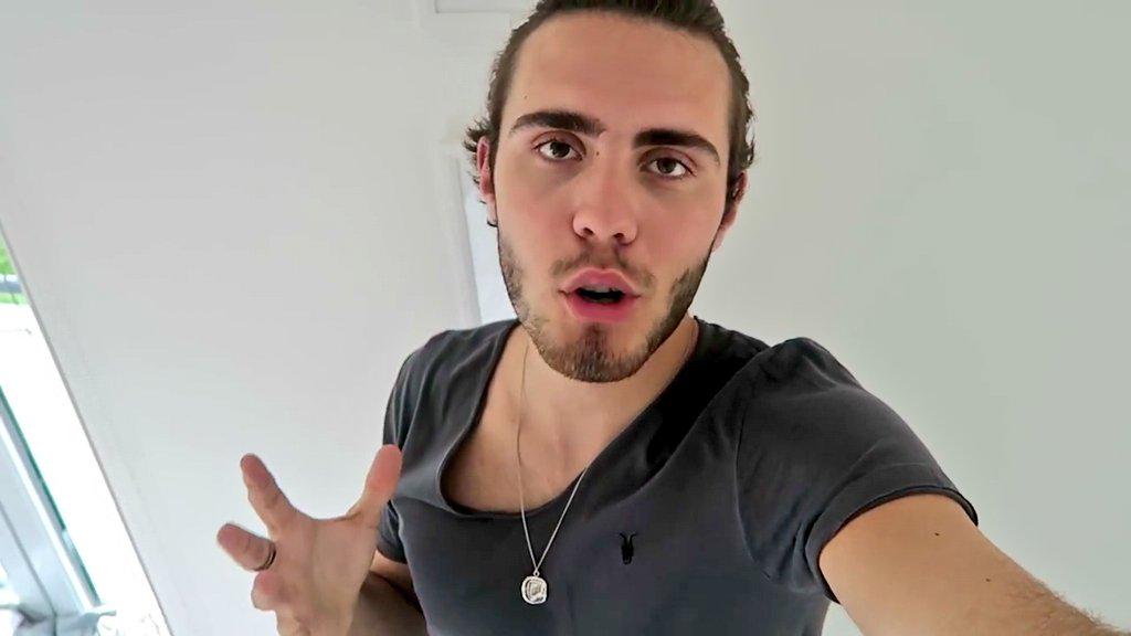 xLittle_Star's tweet photo. @PointlessBlog I thought for a second that Meredith sat on your shirt😂💕 http://t.co/cN6dmIqcQy
