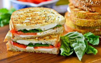 FoodPornItaly's tweet photo. Panino caprese http://t.co/ycyNUFKWHA