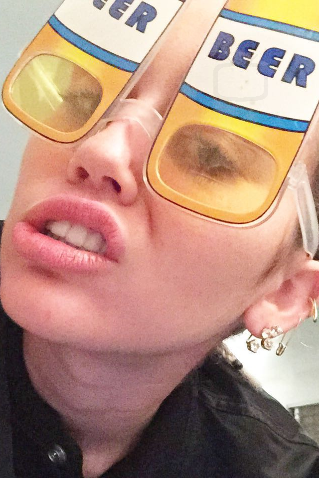 MileyStyleFR's tweet photo. #ExactLook Miley porte ces lunettes de soleil http://t.co/6qwZ6m2qNb http://t.co/xXpxghIoBR