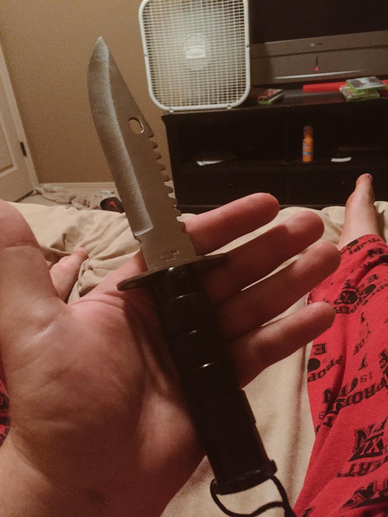 GamerBoy3035's tweet photo. My new knife #giftfromafriend http://t.co/2CQgFYTYic