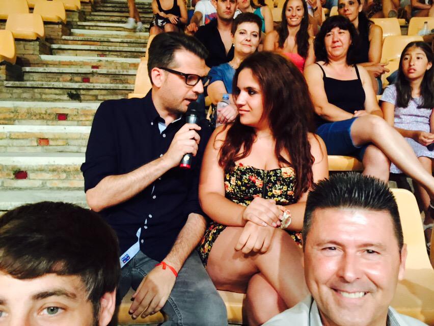 canta_abradelo's tweet photo. Encontrar a @QuiqueV7 siempre es difícil, siempre se encuentra con una chica!!' http://t.co/lL8H8vpHwY