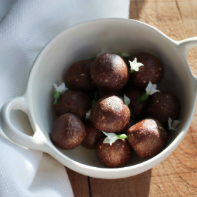InnateW's tweet photo. The best summer treat -- cooling cacao mint protein balls.
http://t.co/KH48rDvP5n http://t.co/I3ywtgIZMq