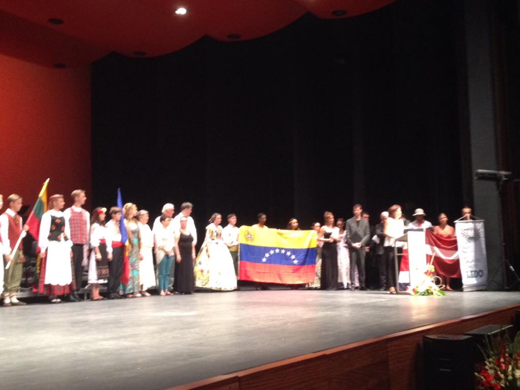 aj_vic's tweet photo. Foto: @Anna_Erra inaugura la 33a edició del @FIMCantonigros on hi participen 33 grups procedents de 19 països del món http://t.co/JHu0bNwUyg
