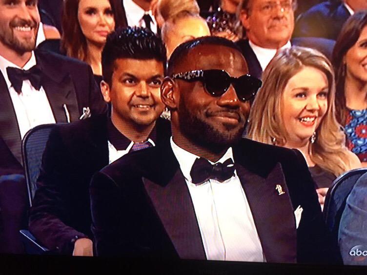 ShadesInDaShade's tweet photo. Hey @KingJames get someone in your crew to turn the lights down at the ESPY's next time. #shadesintheshade http://t.co/BOTruHF85V