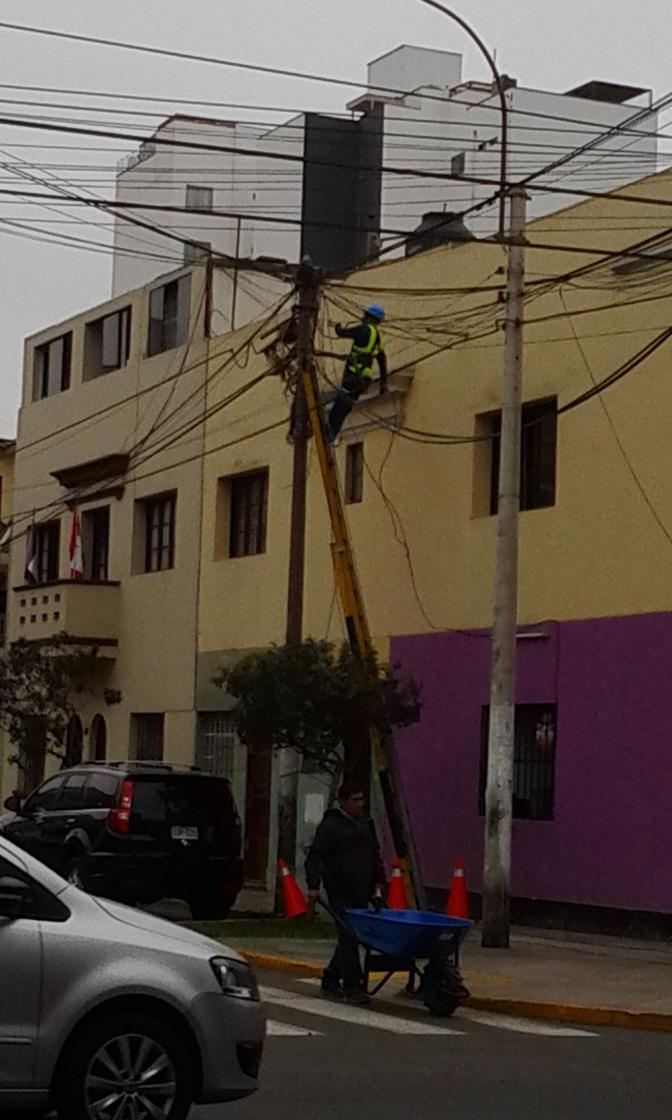 jojossdj's tweet photo. #alertanoticias  #movistar  que sigue instalando sus servicios en maraña sobre maraña de cables irresponsablemente http://t.co/M3gv6nVDvs