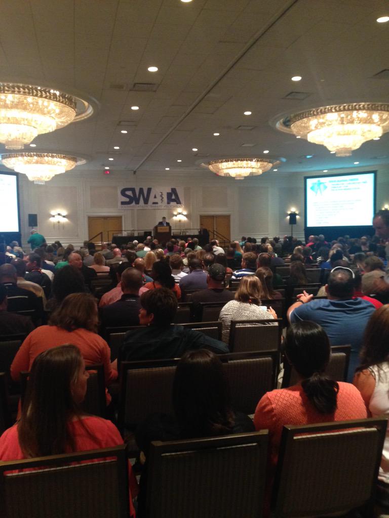D6_YP_CAC's tweet photo. Packed house for the EBP lecture by Dr. McDermott! #hydration #SWATA15 @SWATAStudents @NATA1950 @SWATAD6 http://t.co/7OVq0GfAC2