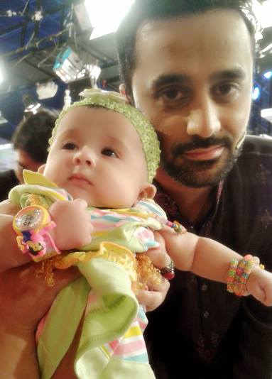 TruthFa's tweet photo. Nice pic .... @WaseemBadami  with Inaya at #ShaneRamzanOnARY http://t.co/5M2oz4xUX5