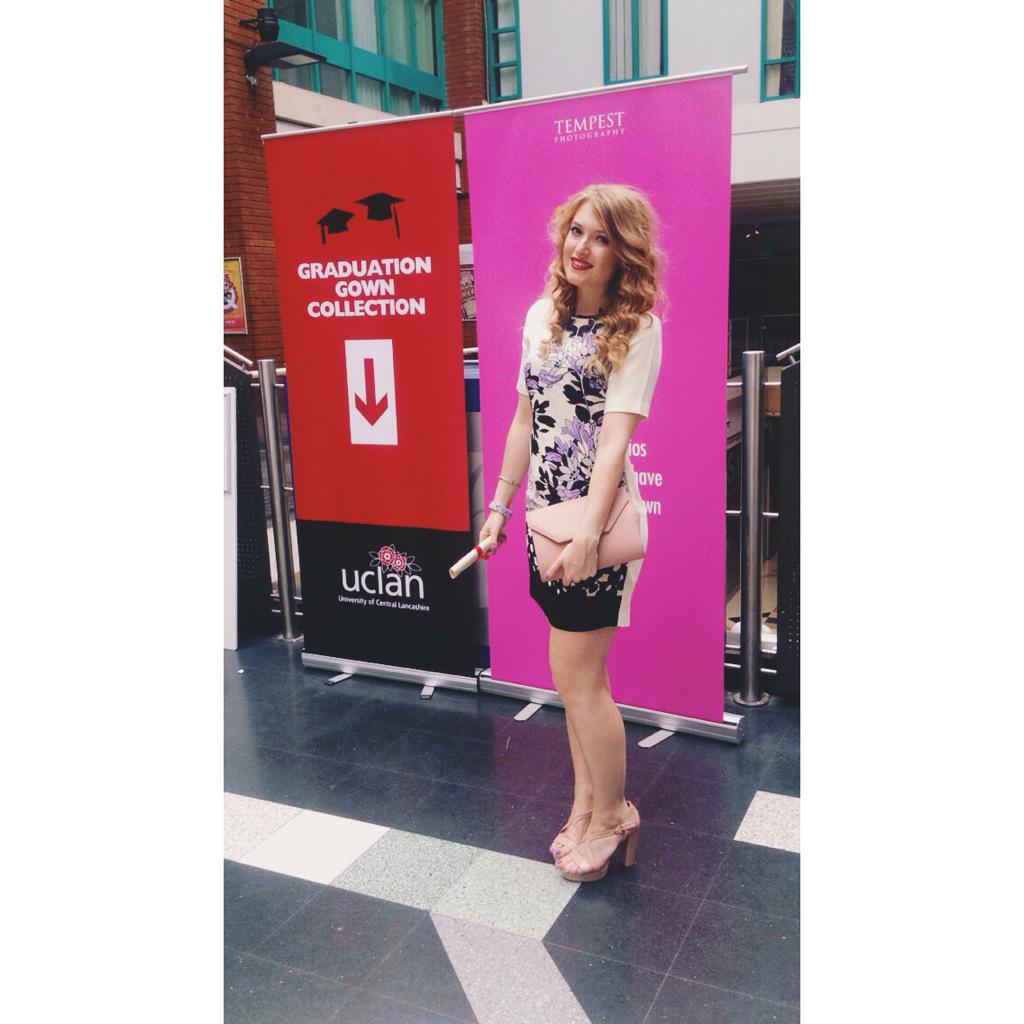 laurenpreston13's tweet photo. I'm now officially a Graduate! #byebyestudentlife 🎓✋🍸 http://t.co/1yUj5VW028