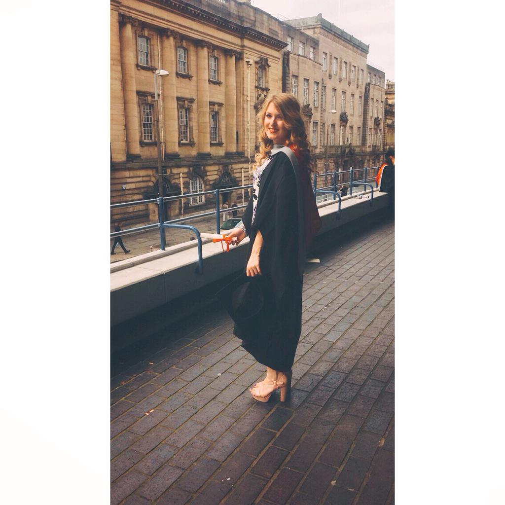 laurenpreston13's tweet photo. I'm now officially a Graduate! #byebyestudentlife 🎓✋🍸 http://t.co/1yUj5VW028