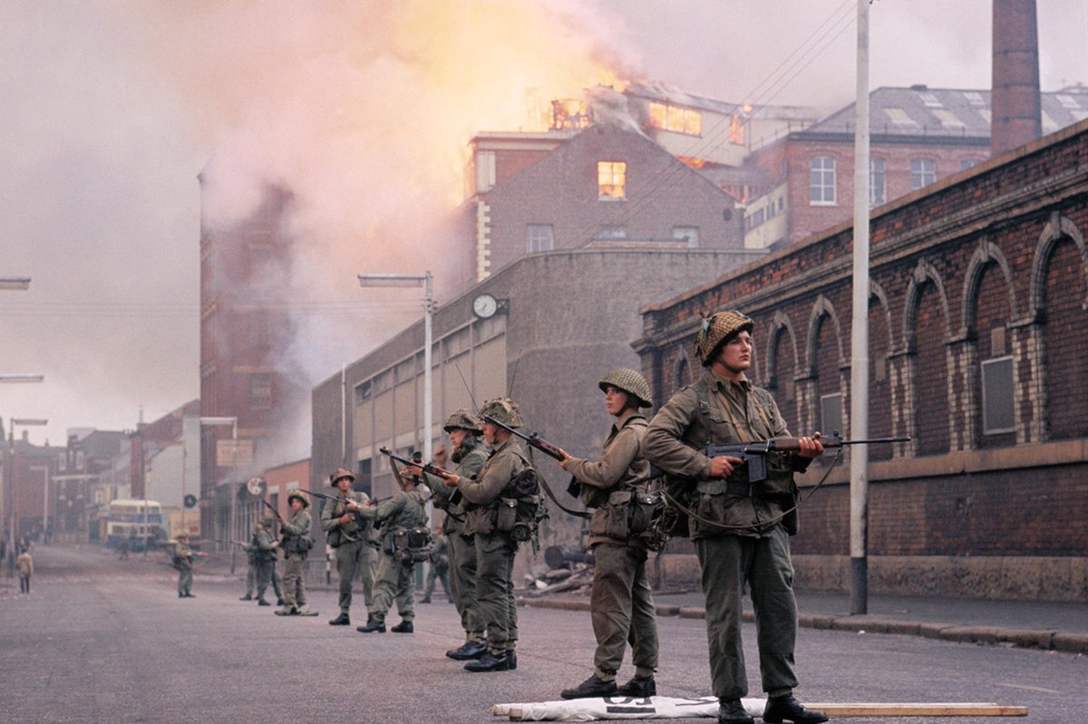 NotableHistory's tweet photo. British Army soldiers stand in front of a burning building during the Northern Ireland riots, 1969 http://t.co/IANsfksDUd