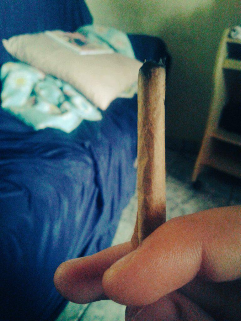 Noiadeira's tweet photo. Eu fumo maconha mesmo idai ? 🎶❤ http://t.co/pKLQJTOdhA