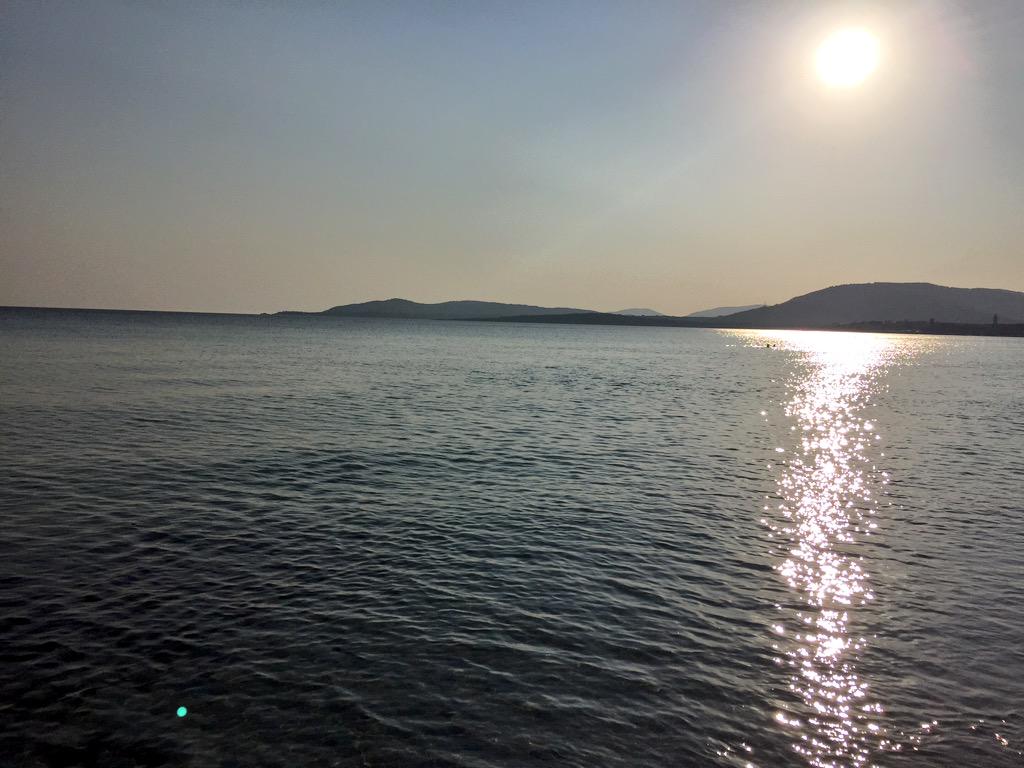 Lalla_g_k's tweet photo. Abbracciati a guardare un tramonto davanti al mare ... 
Cose così, semplici,  ma che sono poesia  ... http://t.co/hto9jXdX5p