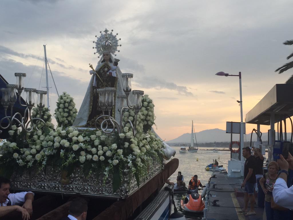 Desembarco en el Puerto Deportivo Virgen del Carmen. Comienza la procesión por las calles de Marbella.