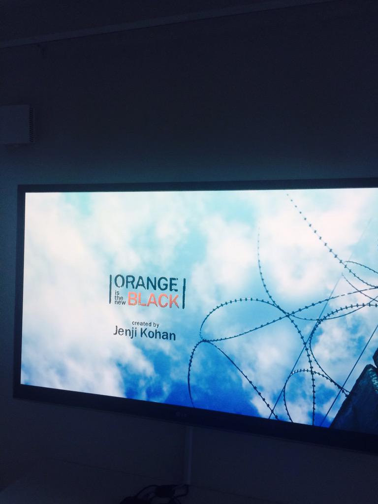 JanssonMarika's tweet photo. Piss väder och man börjar kolla serien alla pratar om #semester2015 #kanlättrekommenderar #Netflix http://t.co/pEnEkMKcnu