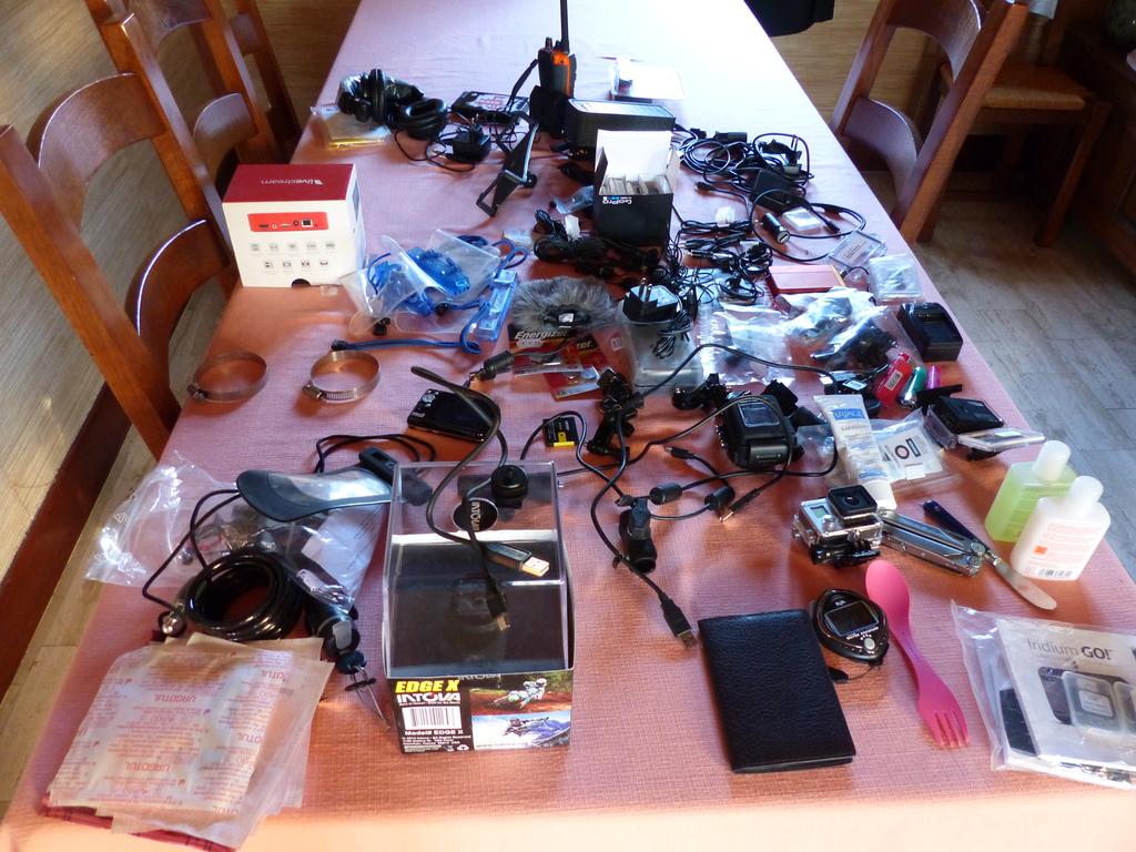 LantinSailing's tweet photo. Packing pour la transat #DefiAdventurium! Un peu de matos multimédia ... http://t.co/1WJS41omj7
