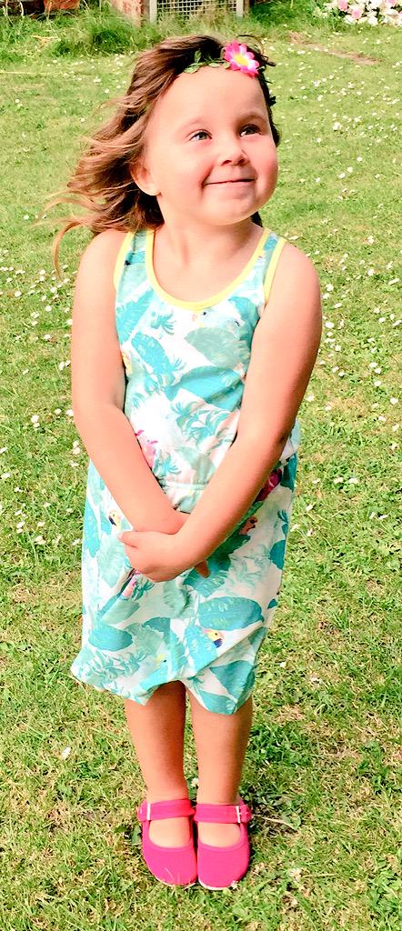 paulajewitt82's tweet photo. Pretty little girly http://t.co/41XqGbPlsH