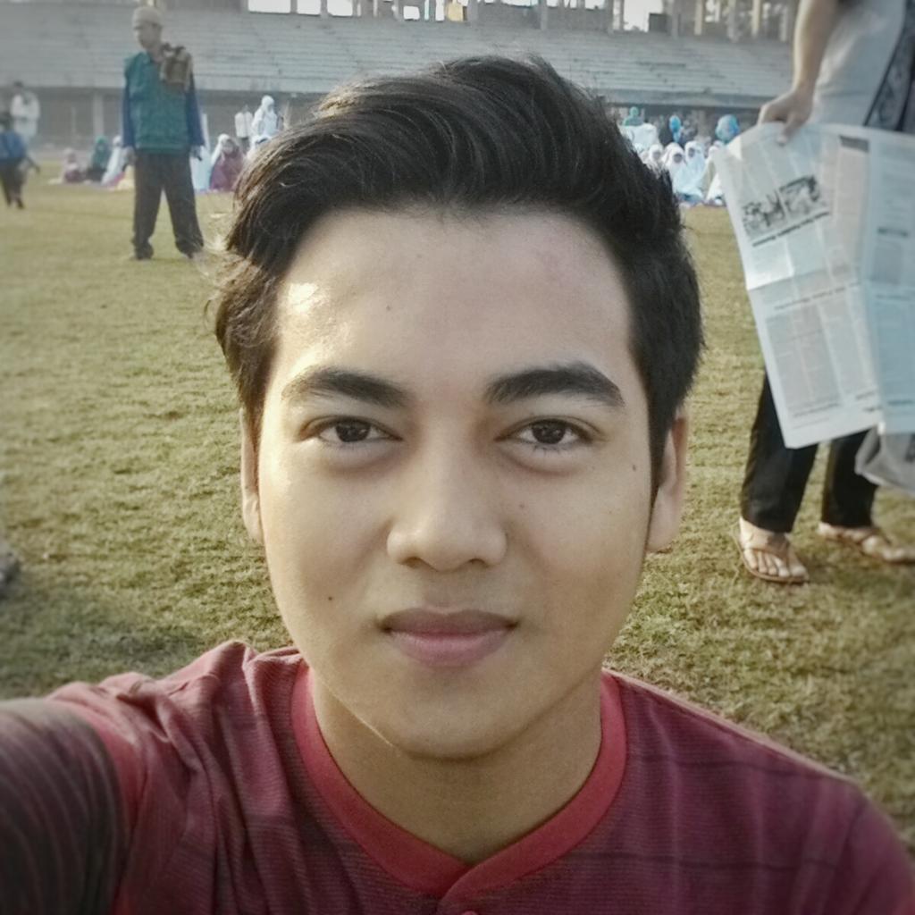 SyuhadaDirga's tweet photo. Mohon Maaf Lahir dan Bathin yaa kawan kawan semuaa 😊👳😀 -Stadion Mandala Krida, Jogja.
17/07/2015 http://t.co/pEmd8TgD7J