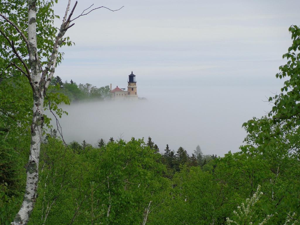 BestPixMN's tweet image. Split Rock Lighthouse on the shores of Lake Superior in the fog.