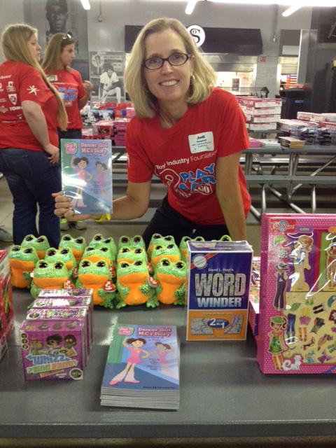 gogosportsgirls's tweet image. Many happy faces at the @ToyIndustryFndn event donating toys to 600 foster children in Chicago. @WomenInToys