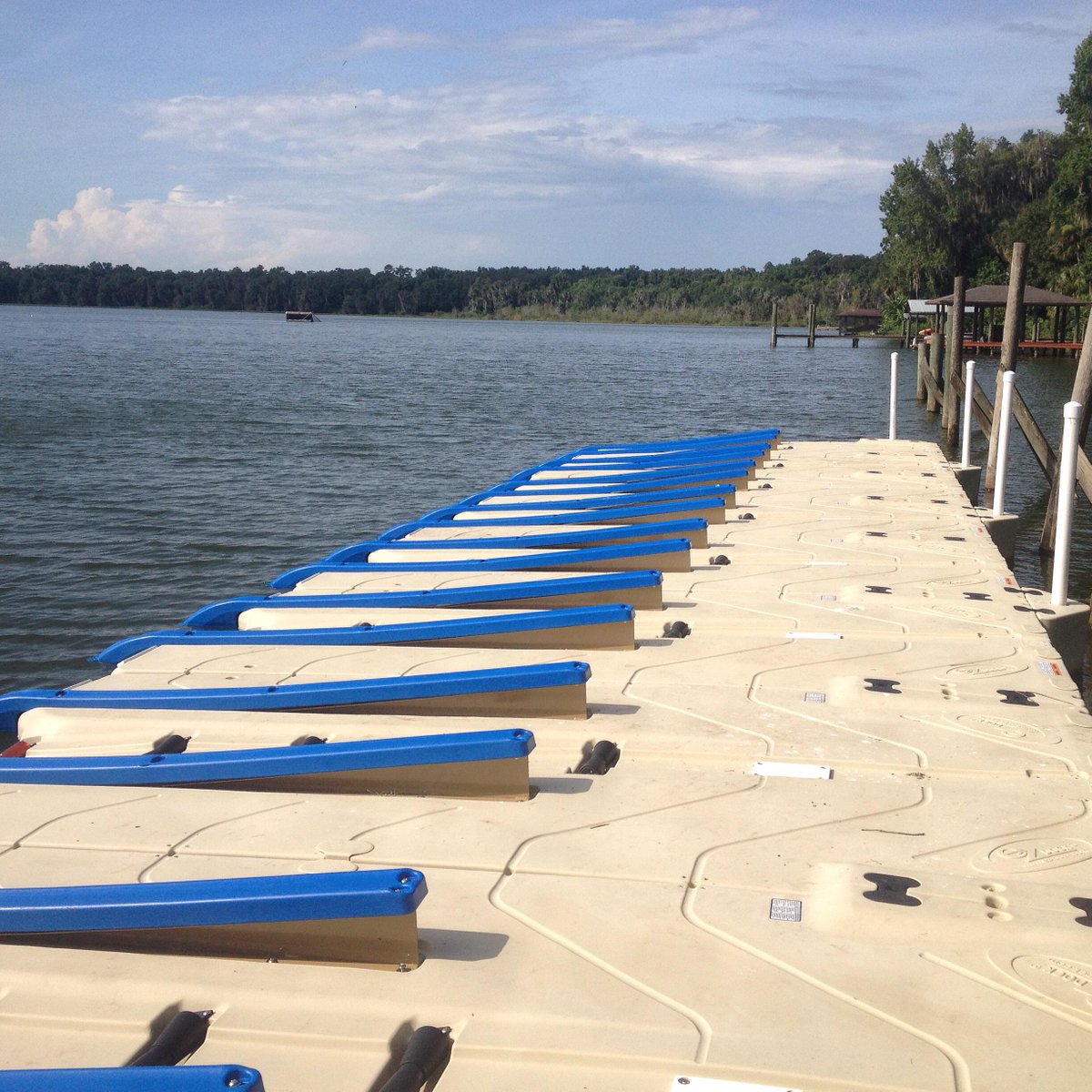 UFSailingTeam's tweet image. Our new dock has been completed! Our 10 420's have a brand new home!