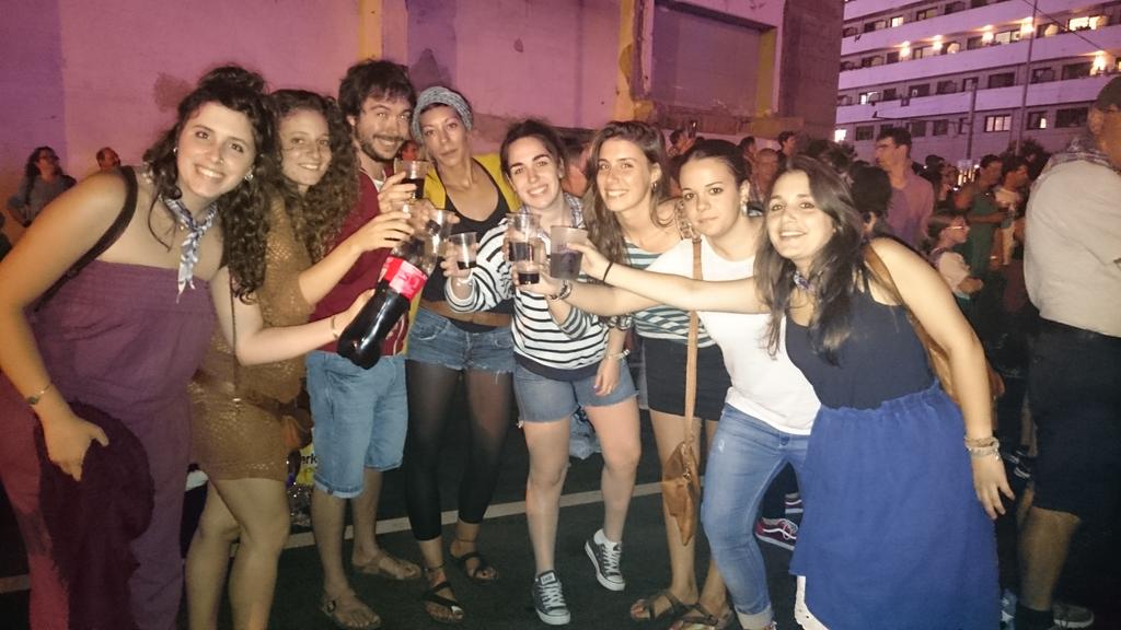 apatxass's tweet photo. RETO:porq brindais? Nosotrs por q pueda  ser nuestra gran noche! @ComicaoDoFestas #SanturtziJaietan2015 #apatxas2015 http://t.co/6525kjbZzl
