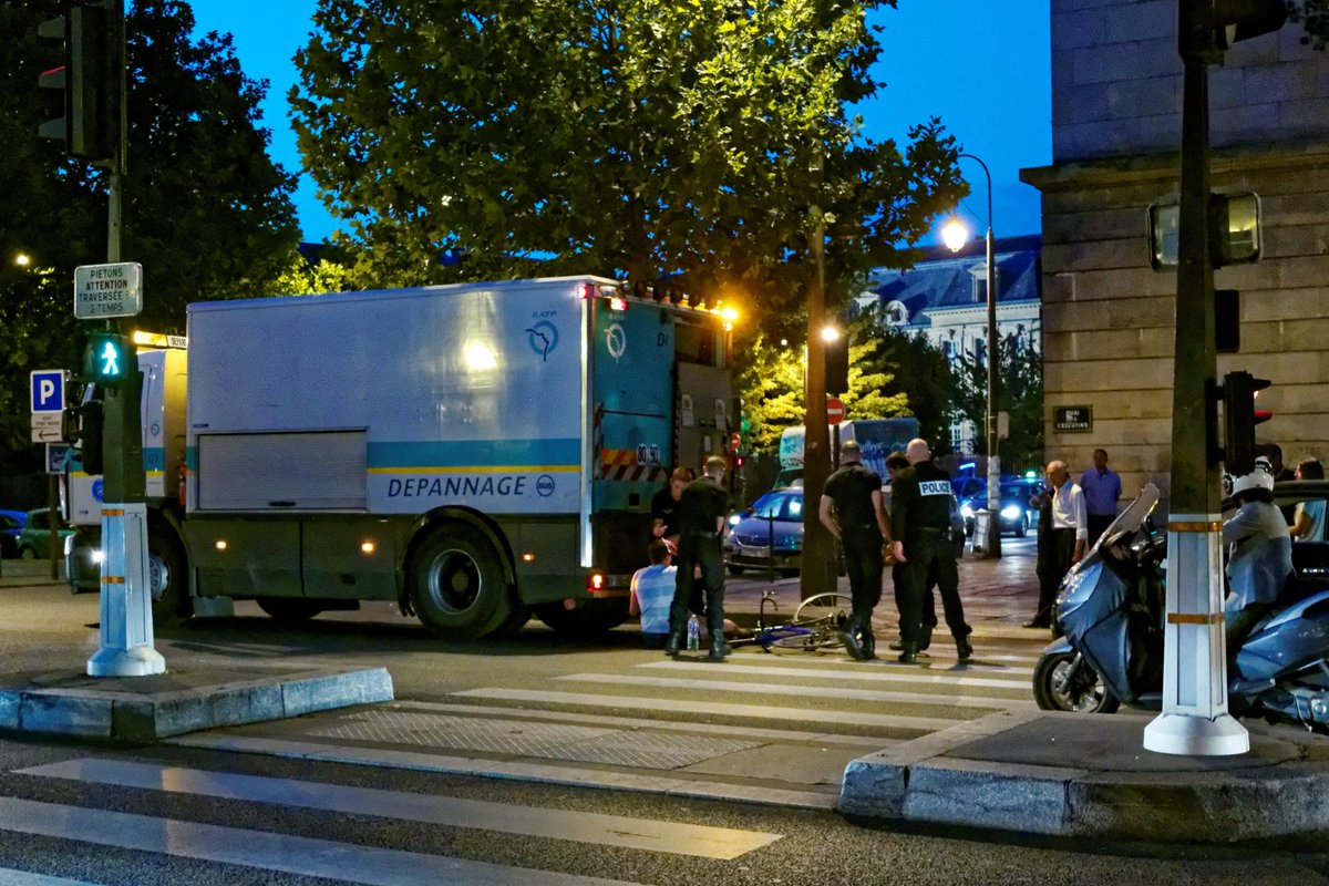 Ce grand gaillard pris en charge sur place était conscient. Mais, vraiment méfiez vous des camions.