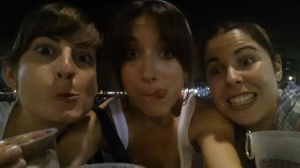 Karpe_Stz's tweet photo. @apatxass nuestro brindis!!! X nosotras y x la pantalla gigante! #karpe2015 http://t.co/9BnFdBBnur