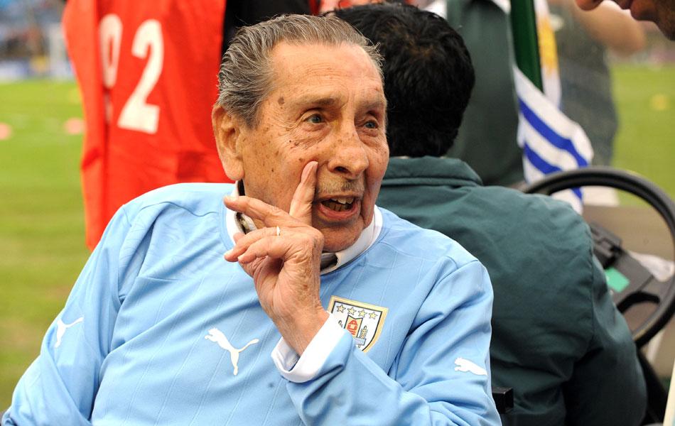 geglobo's tweet photo. Nos 65 anos do Maracanazo, Ghiggia morre vítima de uma parada cardíaca http://t.co/3EwUl0MUVl http://t.co/wnrtchPomb