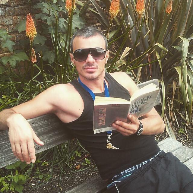 solortravels's tweet photo. #Camus in the Park 👍 #hotdudesreading #sexyreader #italiansdoitbetter #reading #books #london #italians #intellectual http://t.co/Xkcoqm0XcB