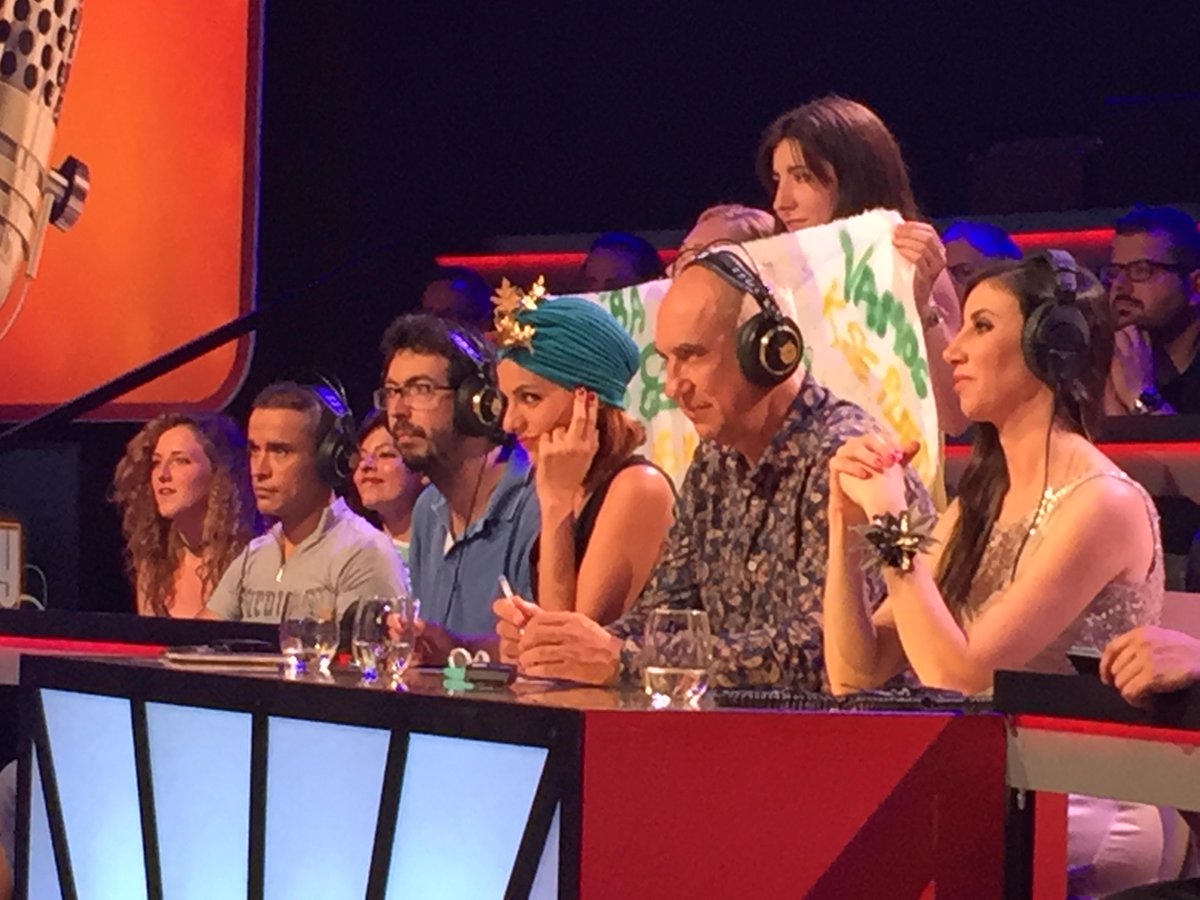 happydayTVG's tweet photo. Aquí os representantes dos 5 coros que pasaron polo programa. Hoxe tócalles poñerse na pel do xurado! #ohdtvgfinal http://t.co/NKs7YCFO6L