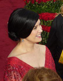 Happy birthday dear Phoebe Cates, happy 52nd birthday to you! 