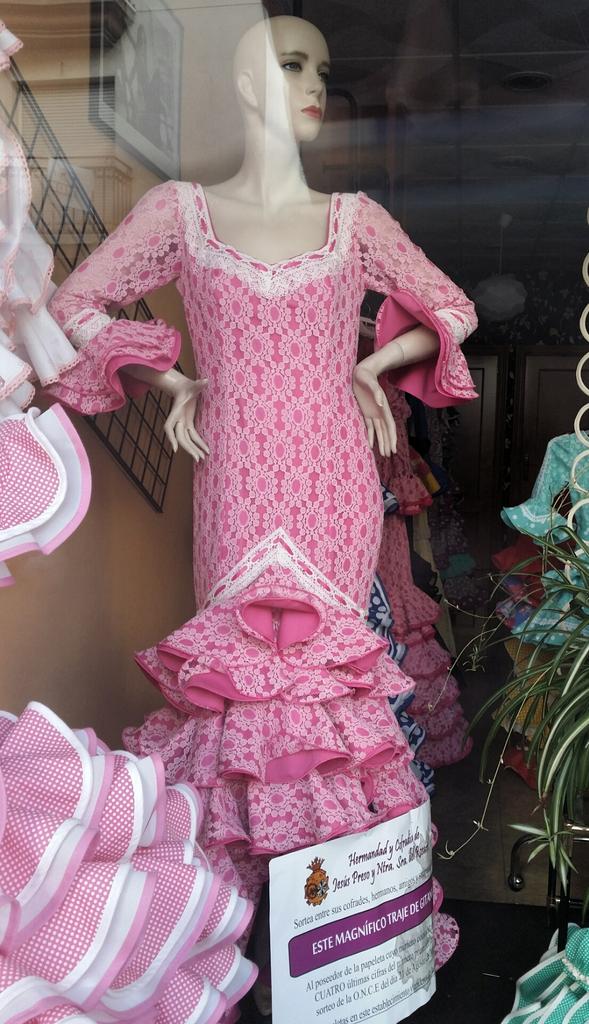 La hdad sortea este magnífico traje de gitana. Puedes conseguir tu participación mediante anderos o en Modas María.