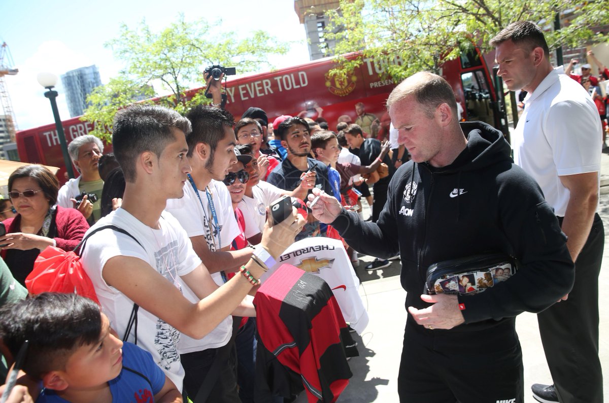 ManUtd's tweet photo. Meeting the fans in Seattle... #MUtour http://t.co/TCsQNsgDaZ