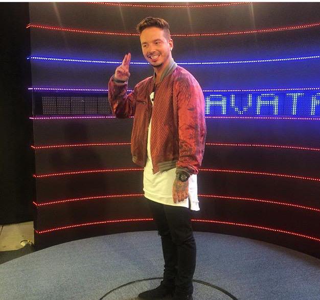SariThAmigo69's tweet photo. Viendo los #premiosjuventud2015 junto a la #maii #pepa #roberto #rebek #JBalvin rikoooooo 😍😍!!!
#tehariadetodo 😳 http://t.co/zCwlbUp4JB