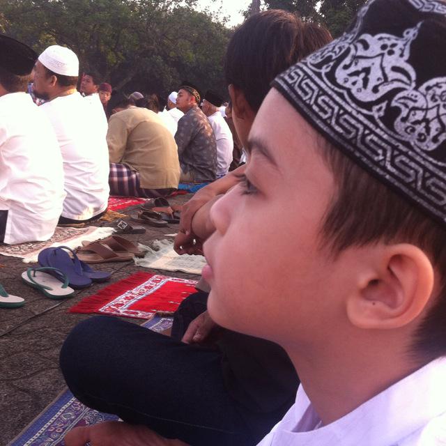 Alhamdulillah shalat Ied thn ini ditemenin sama Kiano, Minal Aidin Walfaidzin tweeps...