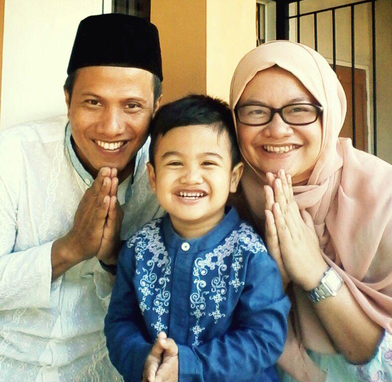 rofikhidayat's tweet photo. Selamat hari bahagia dari kami bertiga
Mohon maaf lahir dan bathin http://t.co/cKnGQrHf2x