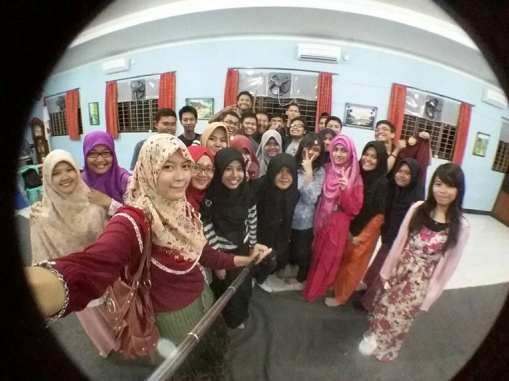 Ciee yang cewek gamau kalah juga :p