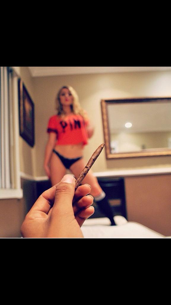 FemaleStoners's tweet photo. Goals http://t.co/YZyjolcFUt