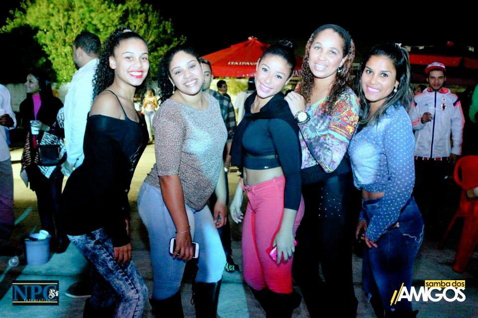 Alannasoares_'s tweet image. Pra não perder o costume #sambadosamigos 👌👏👏👏