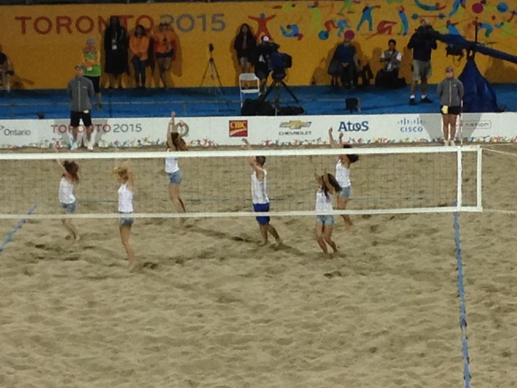 wpreuss1's tweet photo. 5 chicks, 1 guy. #dothemath http://t.co/B4UouZRSxU