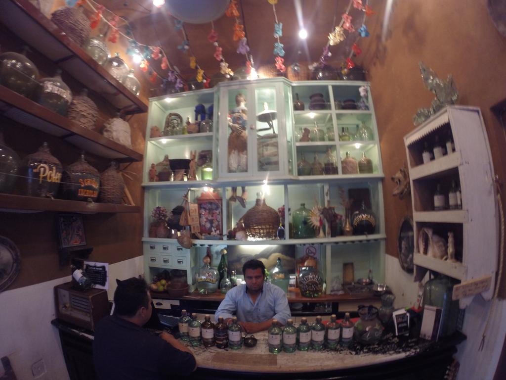 AIP_Oaxaca's tweet photo. Ven por un buen #mezcal a los @LosAmantesMzc 
(Frente a Sto. Domingo) http://t.co/HUJHMDhB7q