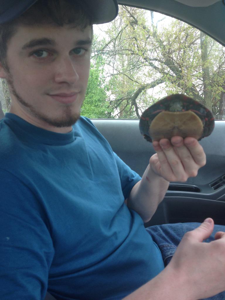 ScubaKy's tweet image. Saved this little guy from becoming a speed bump a while back, just found the pic 😁🐢🐢🐢🐢🐢 #savetheturtles