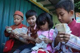 iwasmi's tweet photo. Kalo begini neh, pengen balik lg ke masa kecil dah...dpt selipan lebaran hehe...@lighthouseid_ #ceritaLebaranLH http://t.co/dQAhUk2CbA