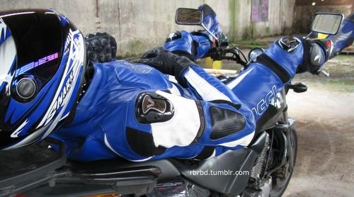 superhero_y's tweet photo. bikerバイクつなぎ　僕は、青系が好きです。戦隊でもブルー好きです。
でも、ninjaに���のバイクツナギやCBRに赤ツナギで走っているbikerも好き
・・・・bikerみんなエロエロ　200％。 http://t.co/SIyKCJaQX2