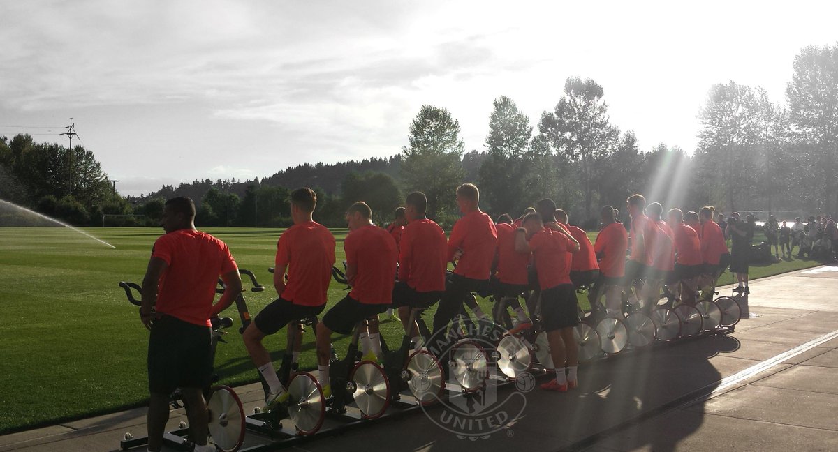 ManUtd's tweet photo. Another evening session at the @Seahawks' training complex. #MUtour http://t.co/qc7kF06kea