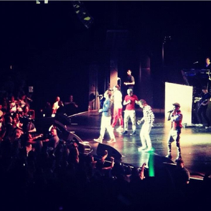 veromoon93's tweet photo. Up all night tour 2012 #OneDirection #tbt #gibsonamphitheater #LosAngeles http://t.co/T35sCyRpxM