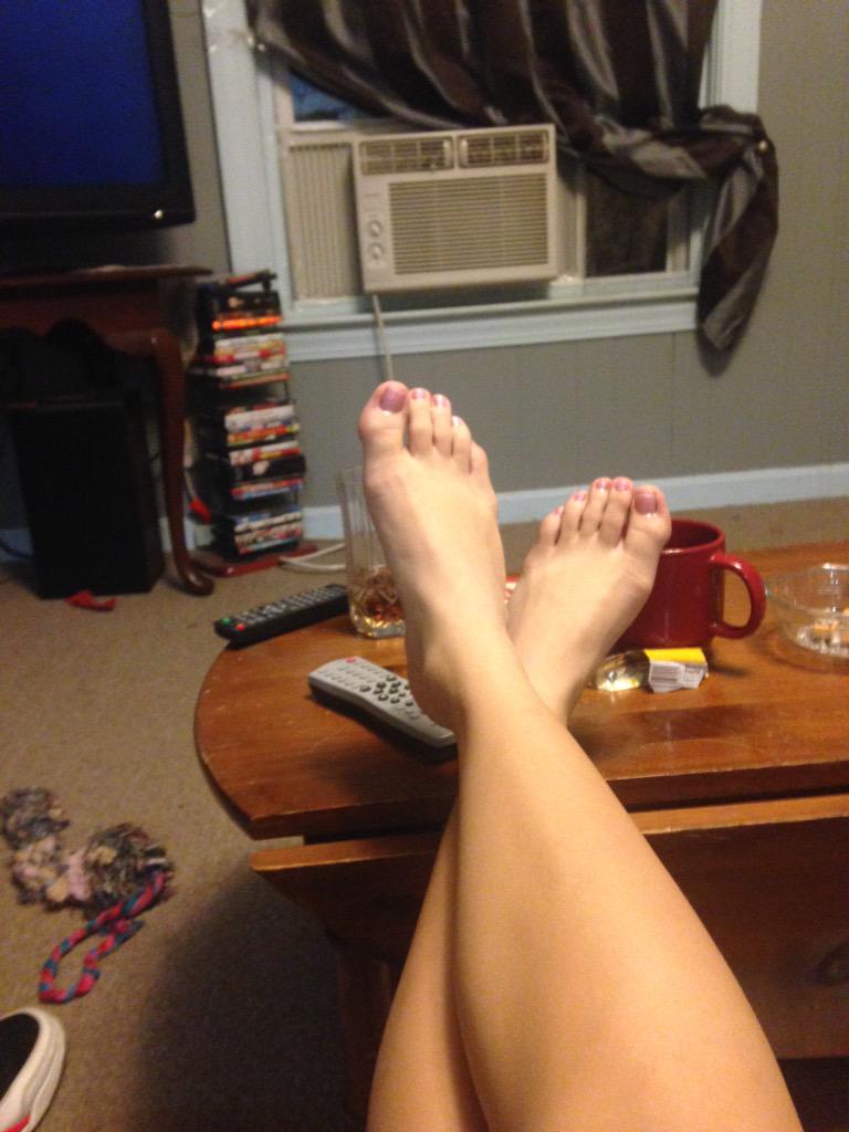 vron1345's tweet photo. Just did my toe nails and finger nails 😉 http://t.co/IiLunSOmxQ
