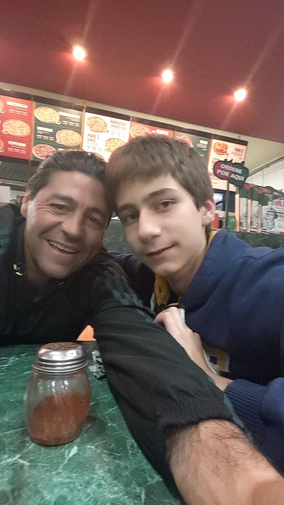 chechogoleador's tweet photo. Esperando la pizza con mi #FacuGol. Y a ver una peli de terror. #LaFamiliaNoTienePrecio. http://t.co/0EeAoa4tWV