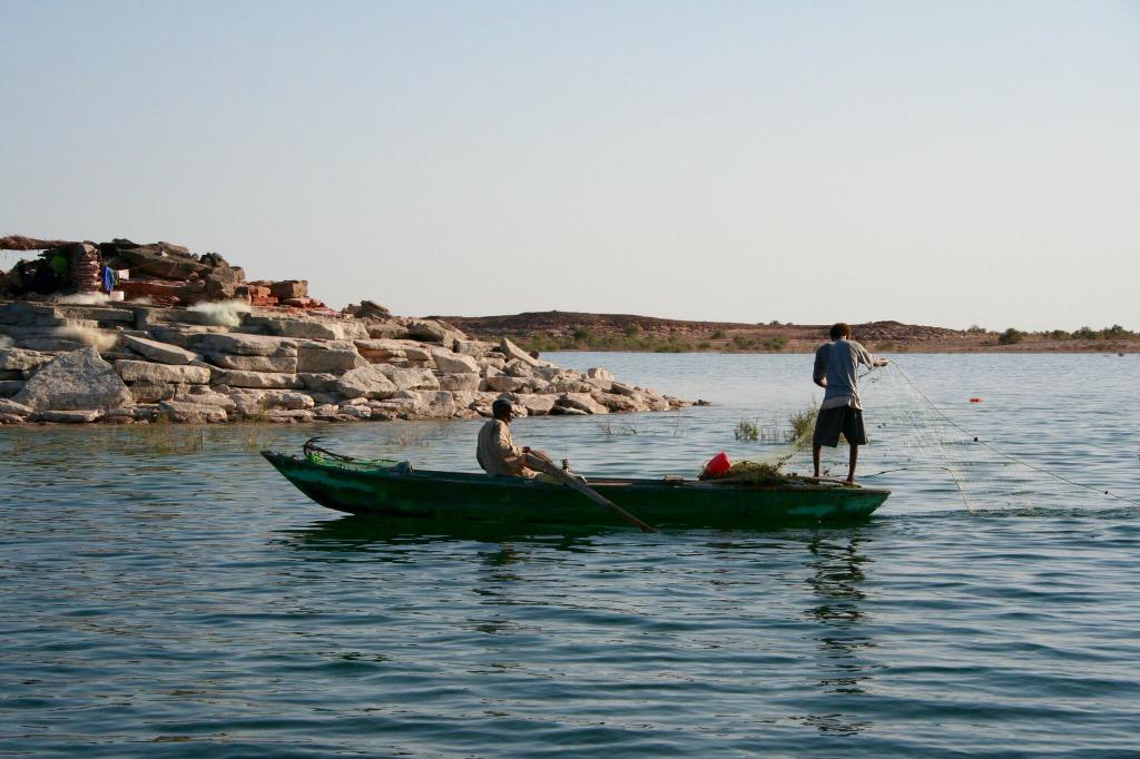 ManHuntsFish's tweet photo. fisherman on lake Nasser http://t.co/KP9uXvq9ZZ